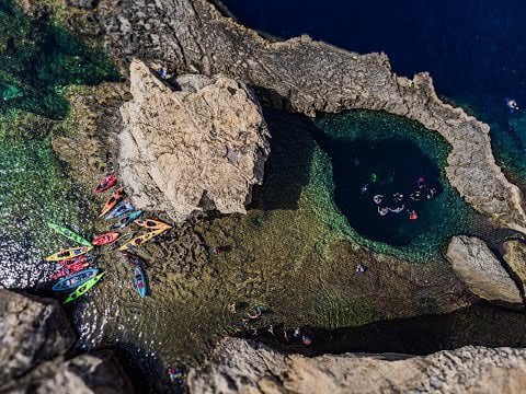 ゲット・アウトとカヤック・マルタでゴゾ島のブルーホールをカヤックしましょう!