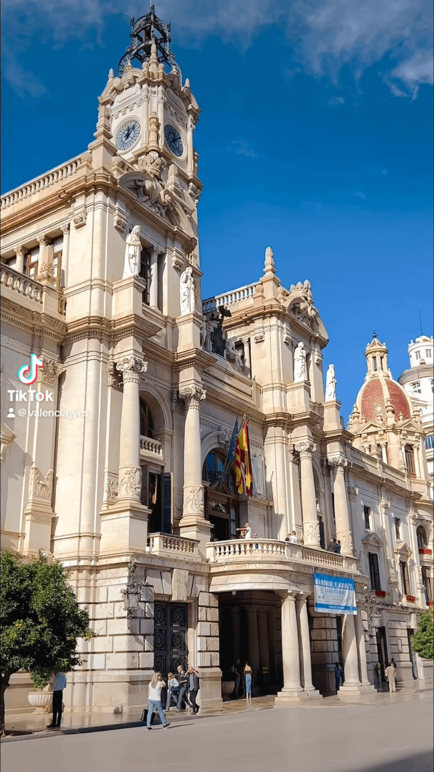 バレンシア市議会は、スペインのバレンシア共同体の首都であるバレンシア市を統治する地方機関です。 この自治体は、市内の地方事務の管理と管理を担当します。