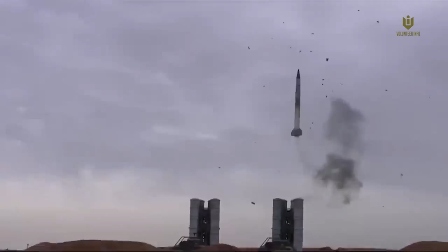 ロシアは北朝鮮製の弾道ミサイルをウクライナに向けて発射している。 同時に、北朝鮮は金銭や技術と引き換えにロシアに軍事装備を提供し続け、それによってロシア軍を強化する。