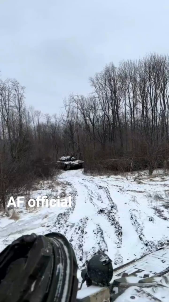 移動中のウクライナのタンカーが森林限界内で別の戦車とすれ違った。