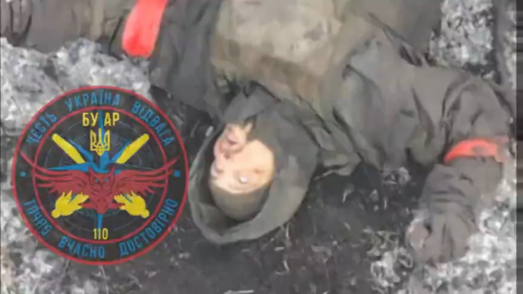 ドローンが投下した手榴弾によって破壊されるロシア兵。  110OMBrから。 終わり近くで一人の兵士が血を流した。