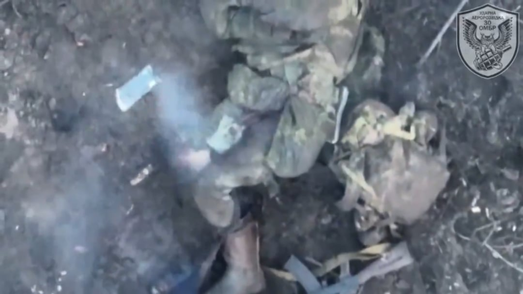 続きの映像。 装甲が破壊された後、ロシア歩兵は塹壕に取り残された。 彼らは上から破壊されました。