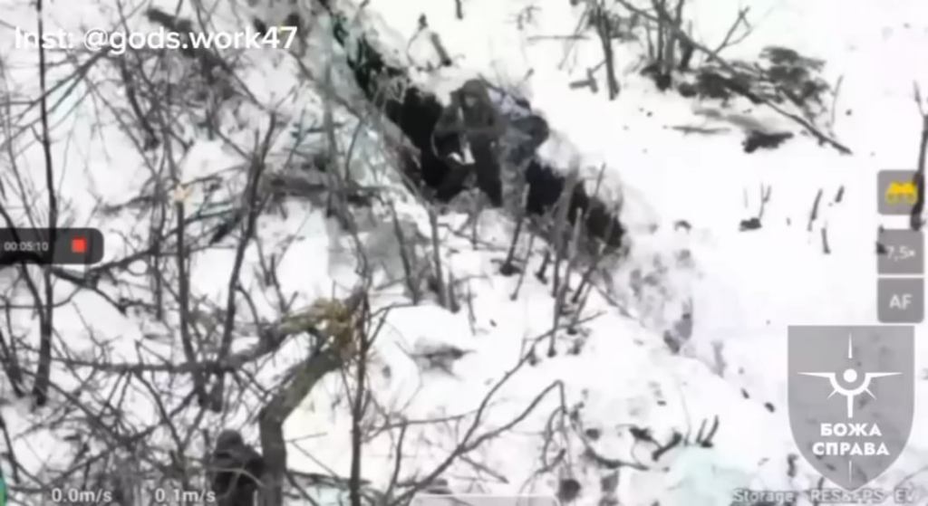 ロシアの侵略者がロケットランチャーでドローンを攻撃しようとしている？