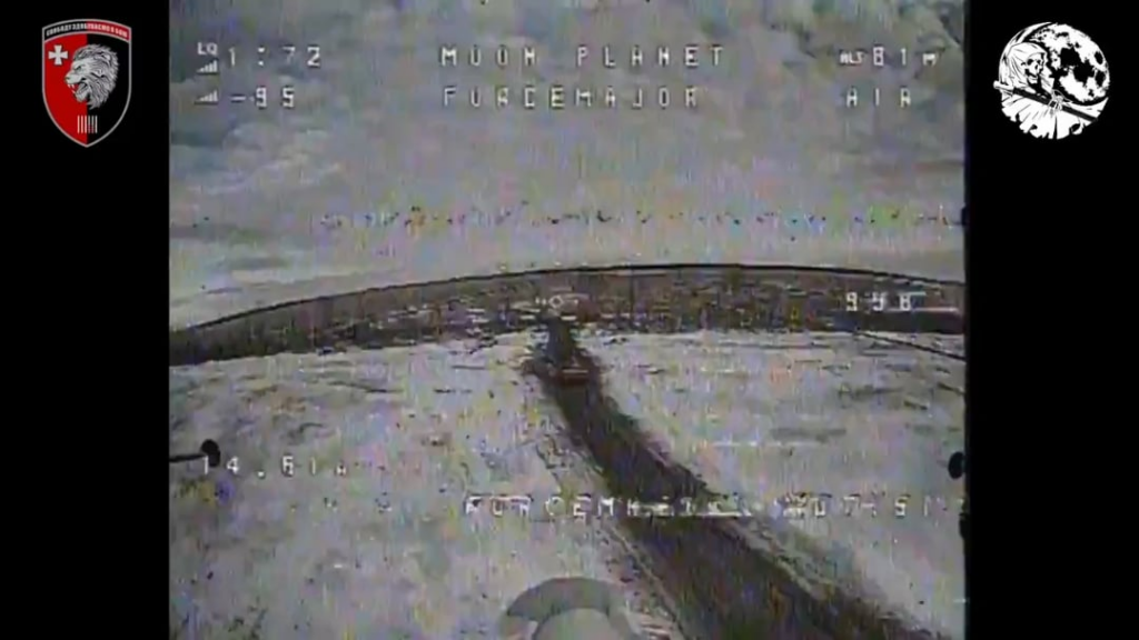 🇺🇦第63独立機械化旅団のウクライナ軍がFPV神風無人機を使用して🇷🇺ロシアのBMP-3(?)を攻撃。  BMP の兵士はドローンにライフルを投げて倒そうとします。