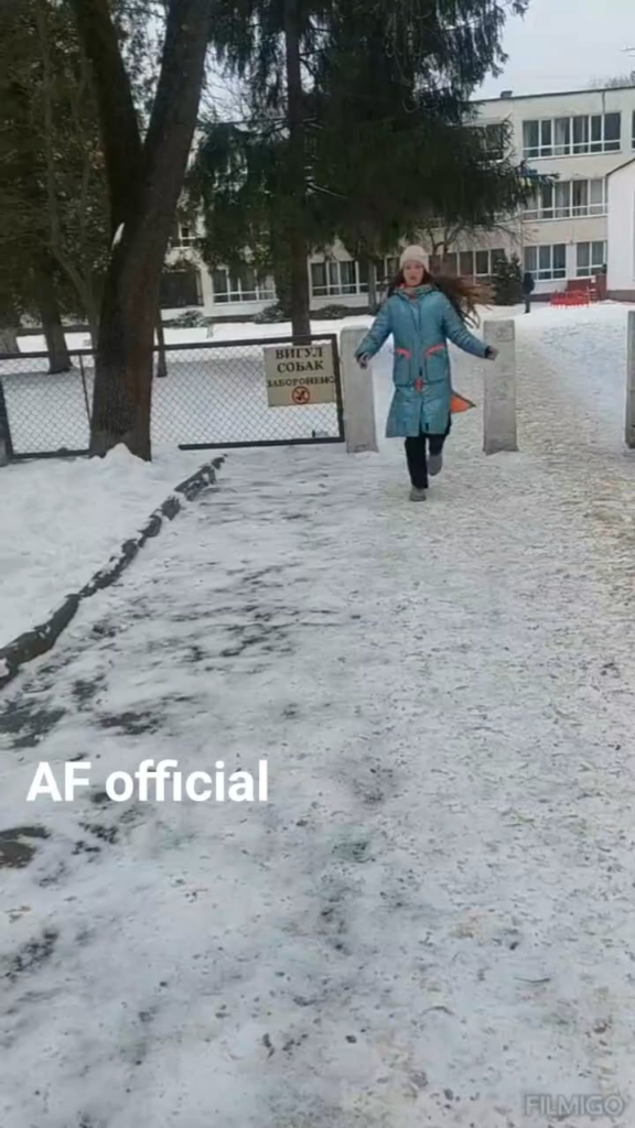 雪の降る路上で感動の再会：休暇で帰宅したウクライナ兵が再び子供たちを抱きしめる。 これはほろ苦いことだ。彼はまた戦わなければならないだろうし、娘もそれを知っているからだ。