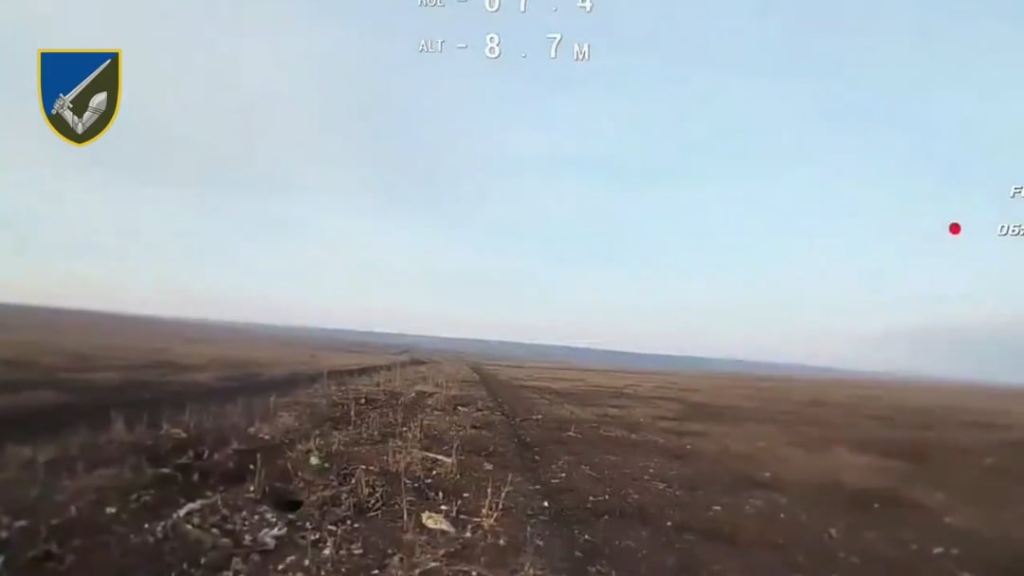 ロシア兵士がFPVドローン攻撃により陣地から飛び出す