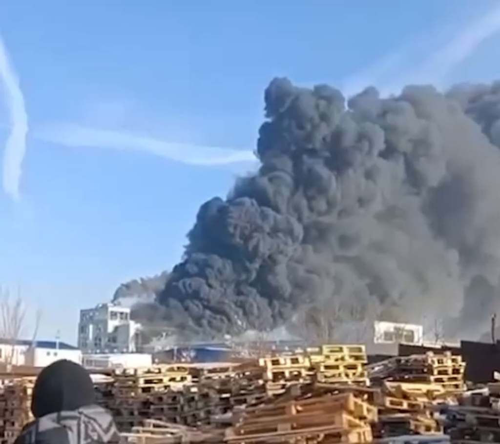 ロシア・ロストフのポリエステル工場火災の別の光景