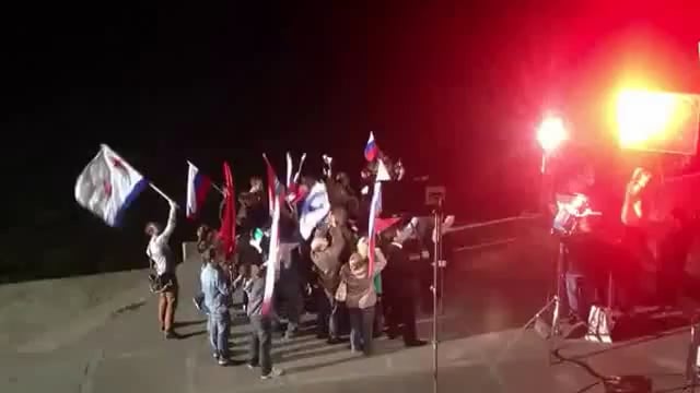 クリミア、セバストポリ、2014年。ロシアは親ロシア派の群衆を組織し、「クリミア人の大多数が併合を支持している」というプロパガンダ映像をテレビで制作した。 セバストポリの沈没船の記念碑が背景に見えます。