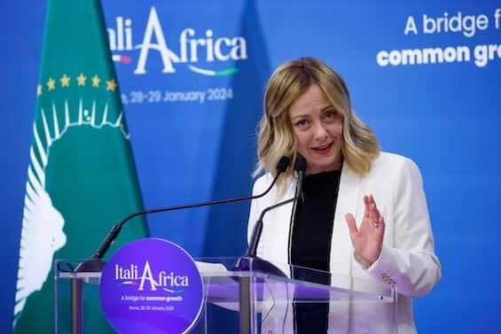 イタリア・アフリカ首脳会議、ファキ氏：「マッテイ計画について相談されたかった」。 メローニとEUに対する当惑。