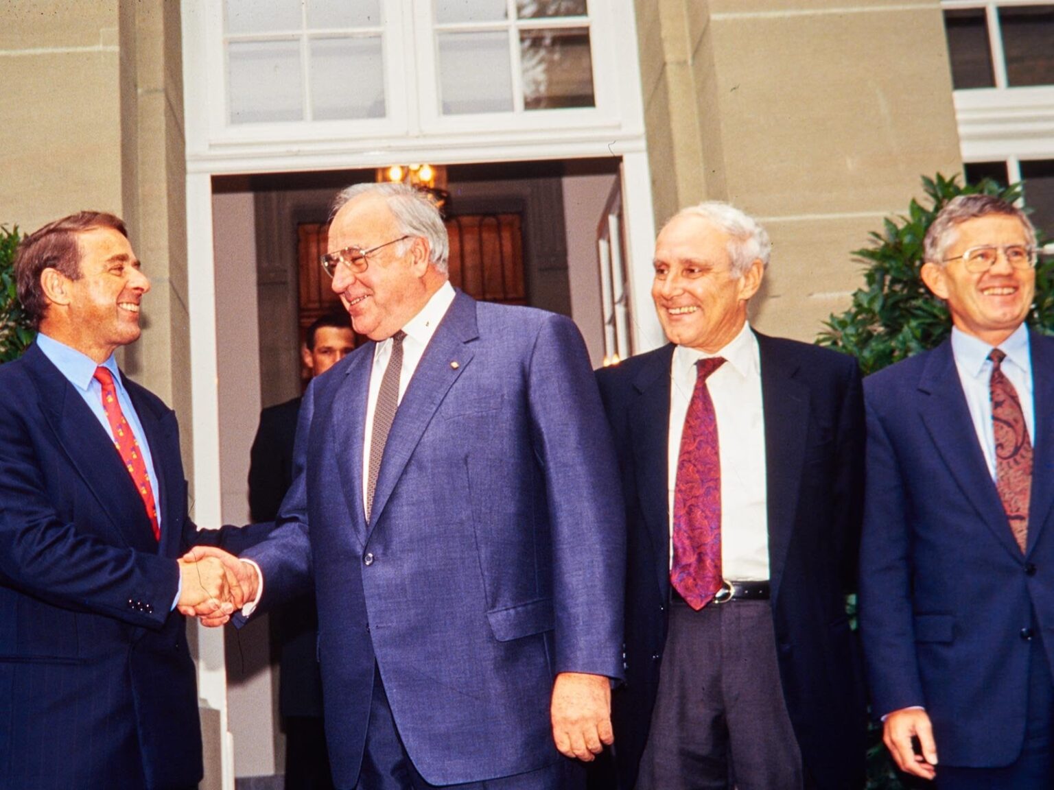 1992年12月6日のEEA国民投票の歴史的な結果を受けて、連邦議会は1993年にスイスのオギ大統領を先頭にEUとの二国間交渉への道を開く魅力攻勢を開始した。