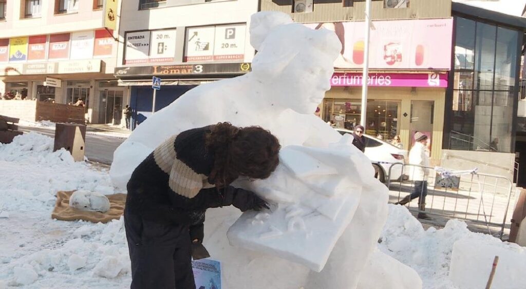 雪像コンテストはありません