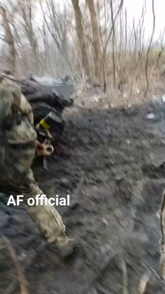ウクライナ軍は泥の中をMT-LB APCに乗り込んで陣地を離れる。