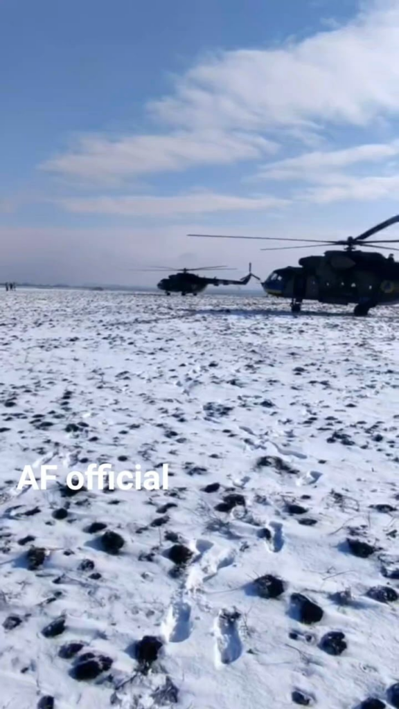 2機のウクライナ製Mi-8ヘリコプターが雪原で離陸の準備をしている。