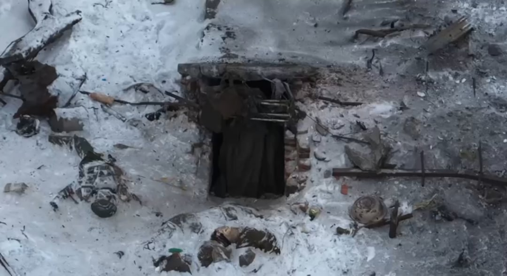 ロシア兵は巣から煙を出して破壊され、最後に一人が白旗を掲げて出てくる