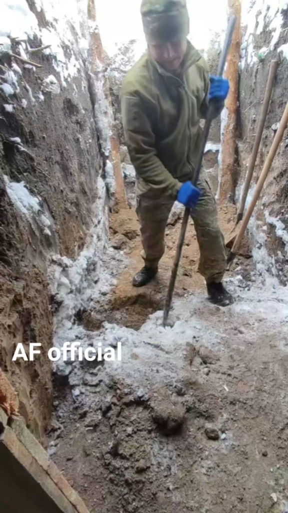 凍った地面で位置を改善するウクライナ兵士。