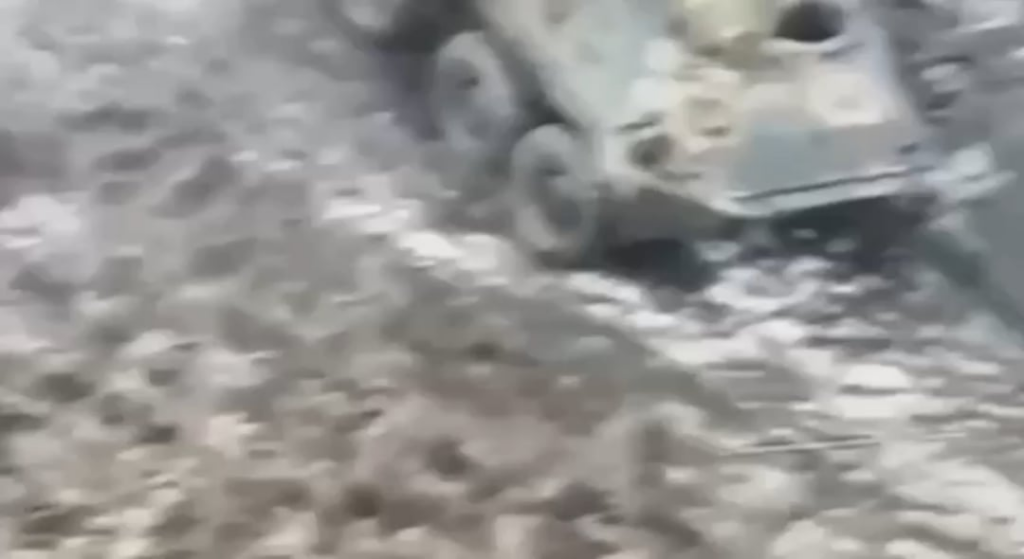 ロシアのBTR-82Aは無効化され、搭乗者全員が死亡した。