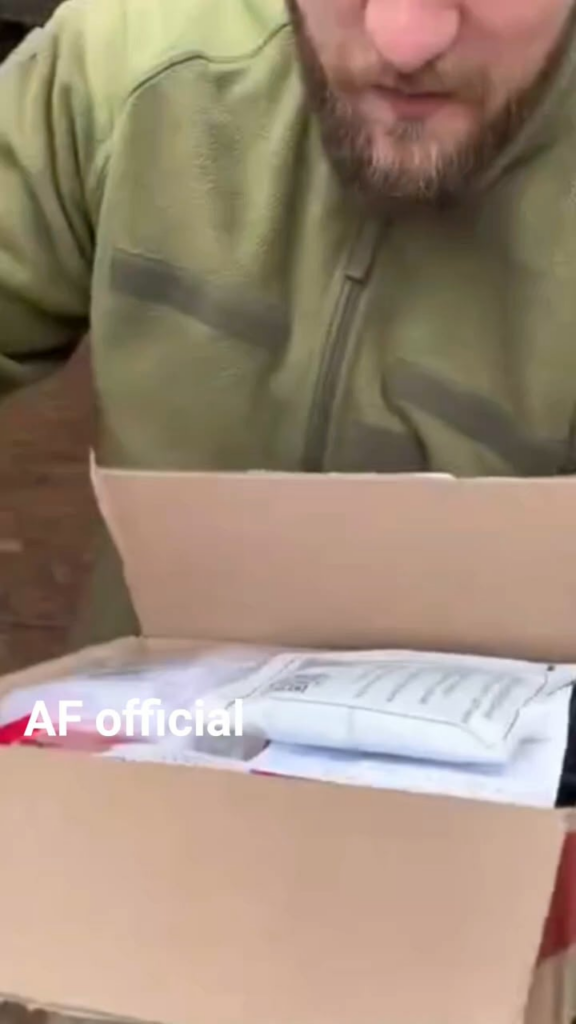 ウクライナの兵士たちは、グッズの入ったケアパッケージを受け取ってとても喜んでいます。