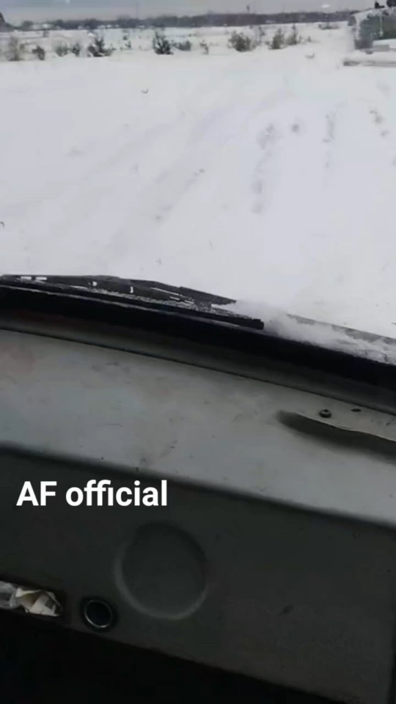 ウクライナ軍のトラック運転手は、MT-LB APC が牽引する即席の除雪機の仕事に満足しています。