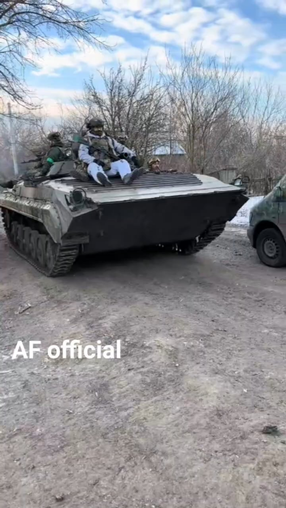 ウクライナ軍は村の通りでBMP-1 IFVに乗る同志を撮影している。