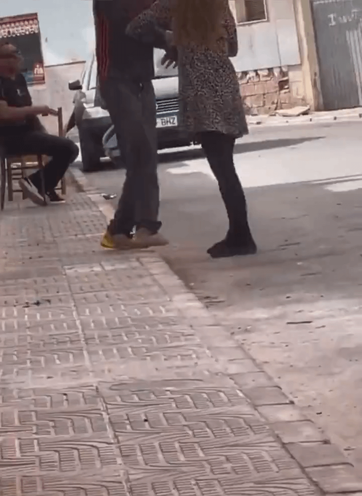 スペイン人女性が道の真ん中で大男に嫌がらせを受け、ブラウスを引き剥がされる