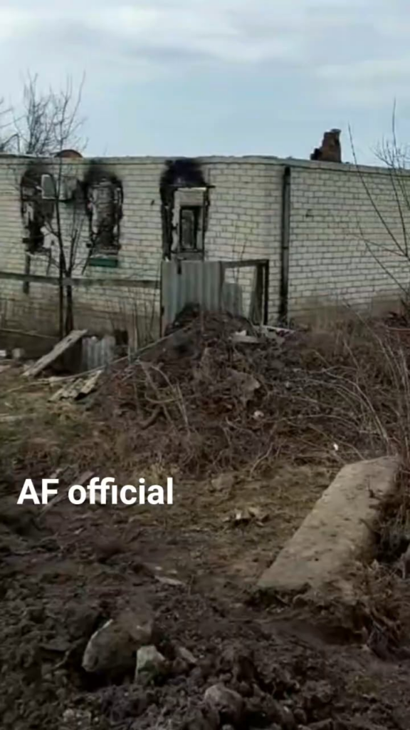 ウクライナの BMP-1 IFV が、甚大な被害を受けた村を走行します。