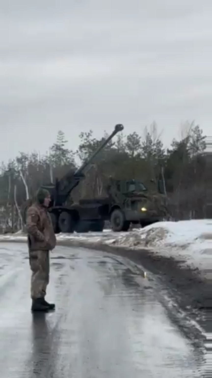 🇸🇪スウェーデンの155mm自走榴弾砲アーチャー、🇺🇦第45独立砲兵旅団所属、🇷🇺ロシア陣地を攻撃