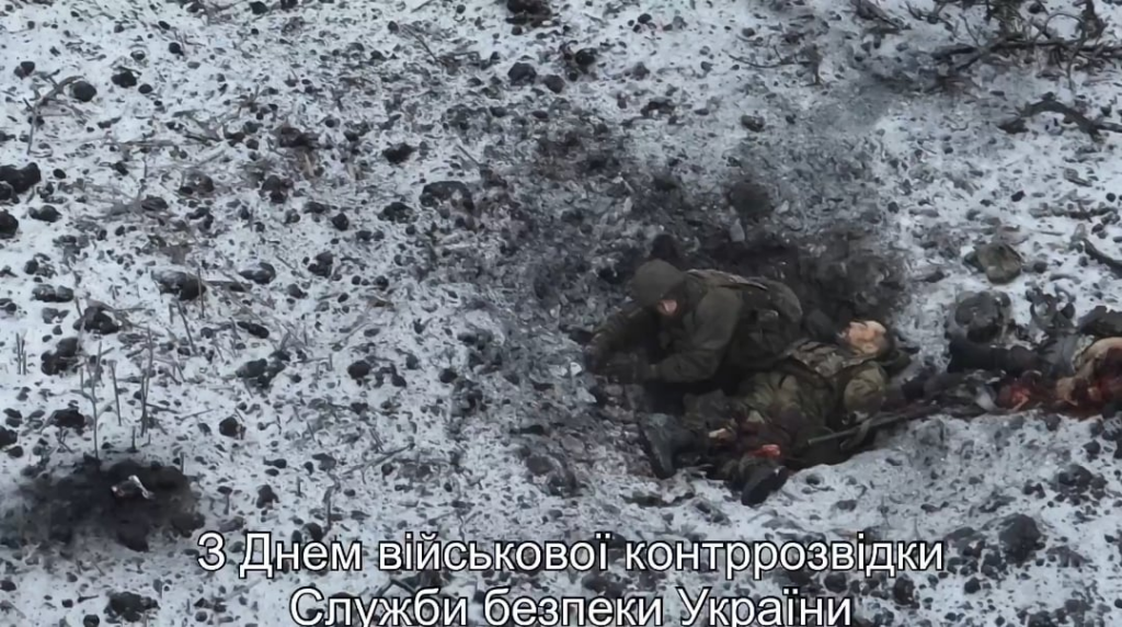 ロシア兵がクレーターに隠れ、ドローンの音を聞いて休憩するも、スピードが十分ではない