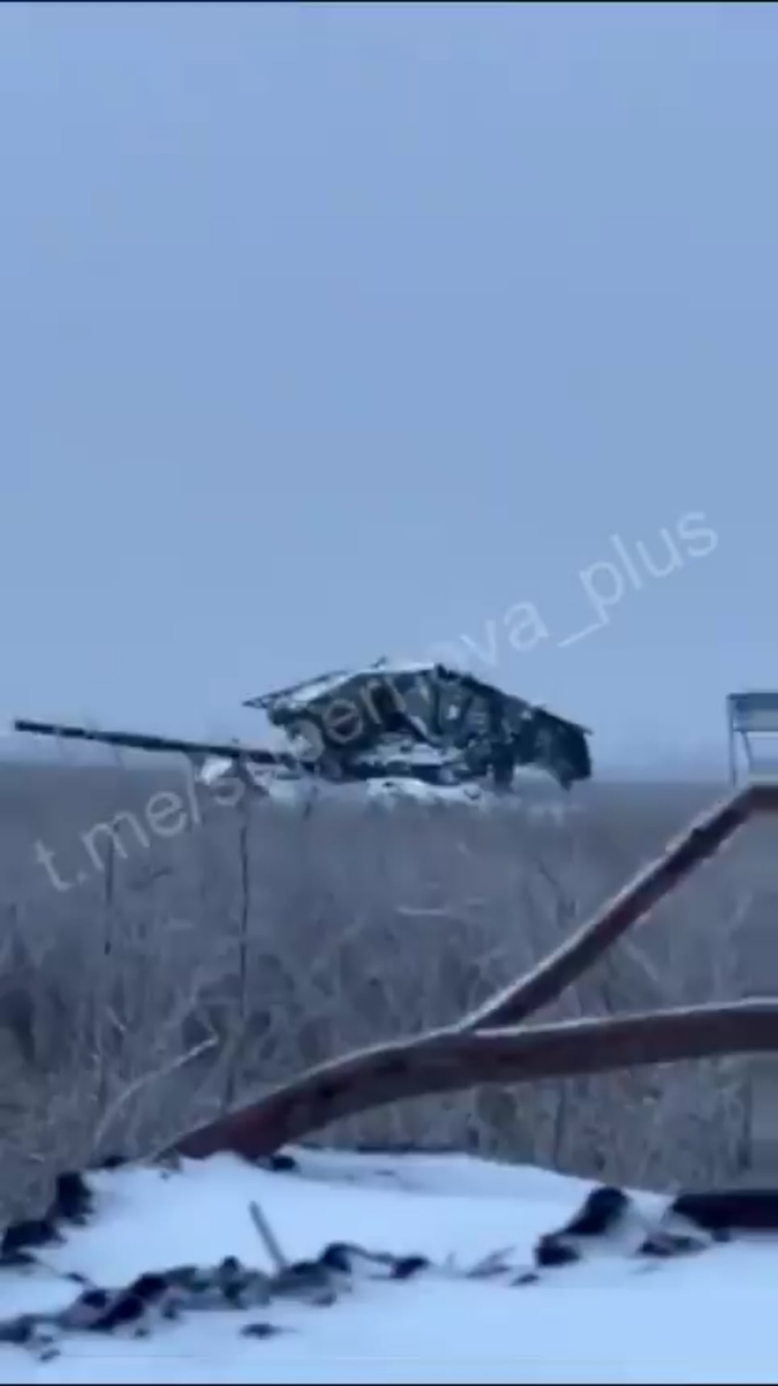 放棄されたロシア戦車に放火