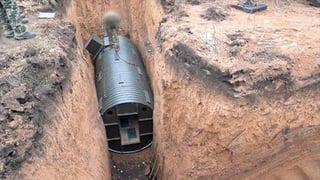 🇺🇦ウクライナ製の人員用の金属製地下シェルターの製造と掘削。現在、前線全体に沿って防衛線に大規模に設置されています。