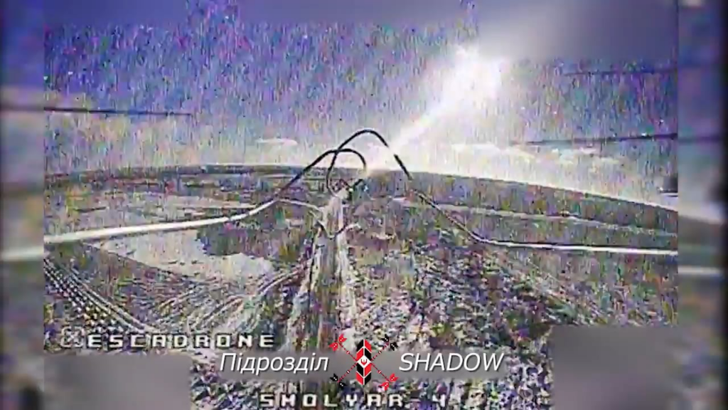 ウクライナの FPV ドローンが、スピードを出しているロシアのトラックを捕まえようと懸命に努力し、最終的には成功しました。