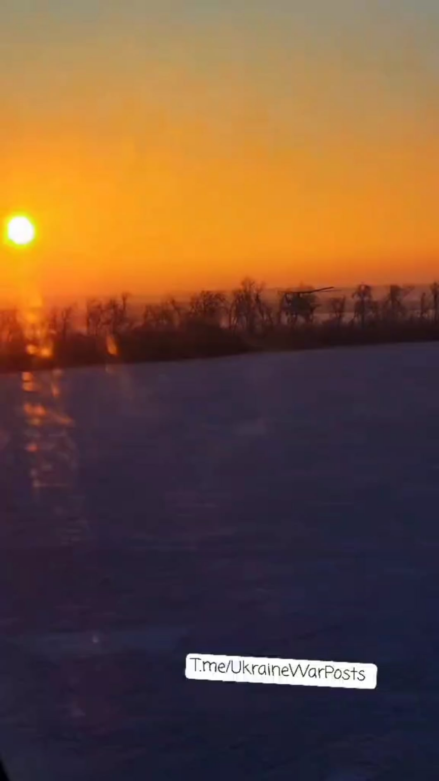 日の出のウクライナのヘリコプター 🌄