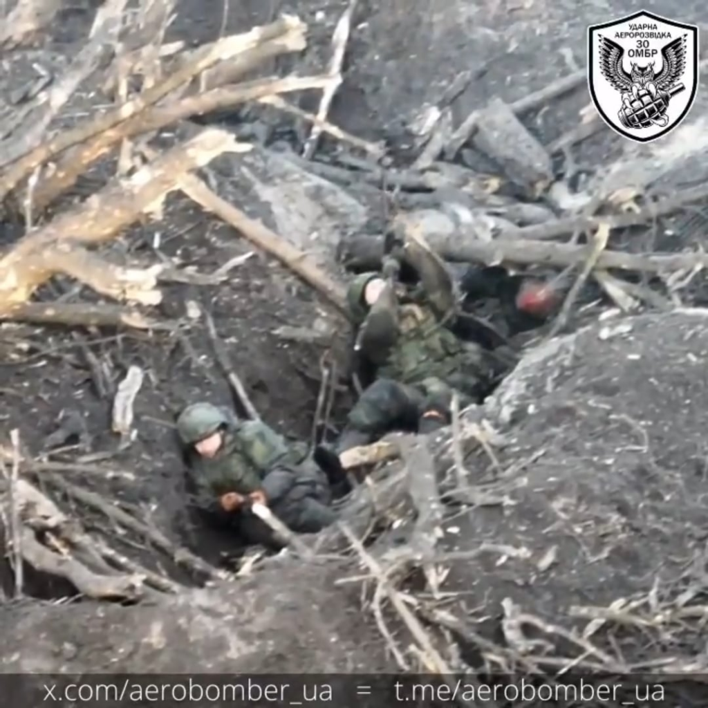 塹壕にいたロシア人はドローンが投下した手榴弾で殺害された。 ネズミが死体の上を急いで登って溝から出てくるのが見られた。