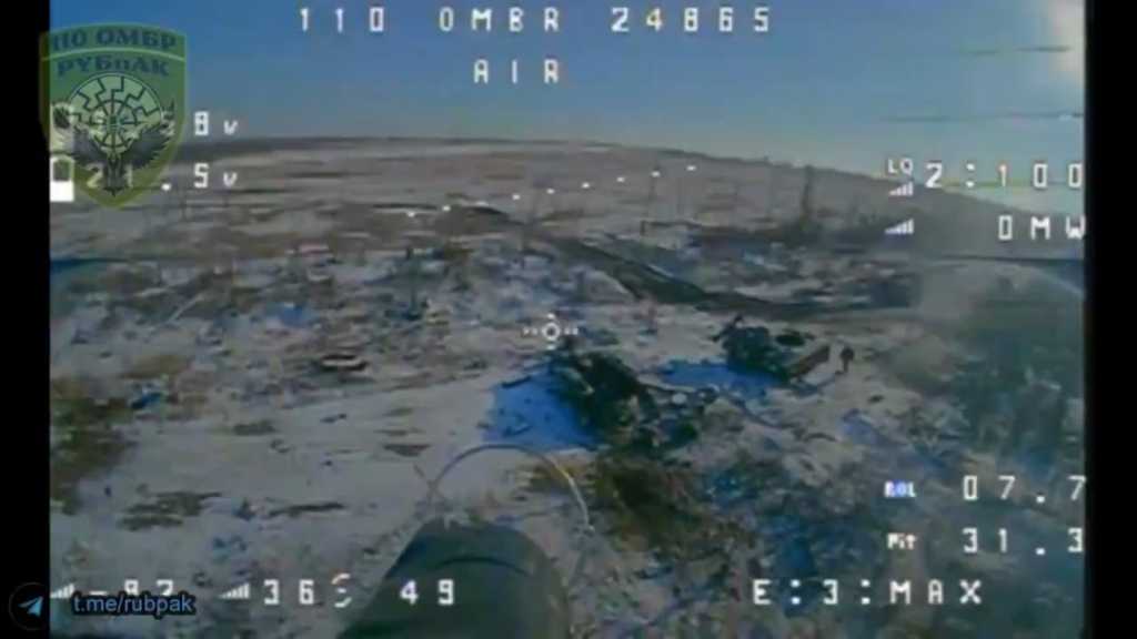 ロシア兵士がFPVドローンを追い抜こうとする