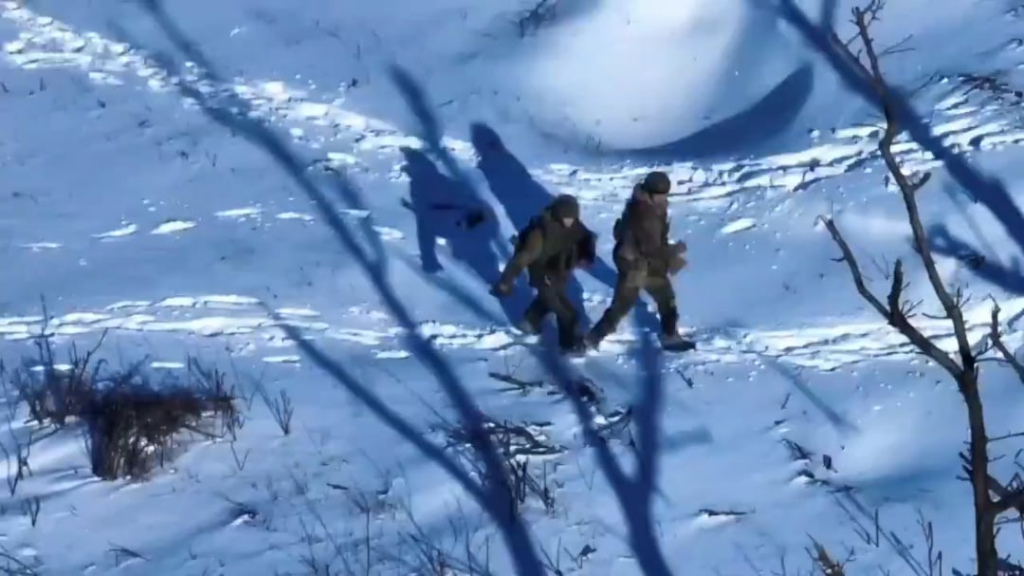 FPVで衝突したロシア兵は、実際に出血していることに気づく前に、仲間とともに飛び去った。 第 47 回 OMBr の FPV ドローン。