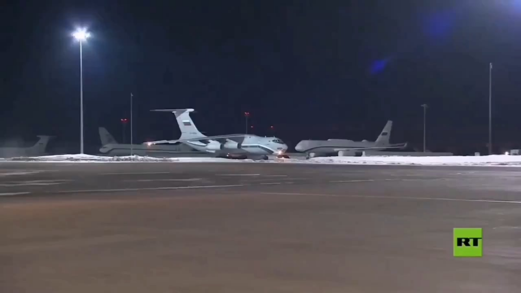 ロシア人捕虜がモスクワに到着し、UAEの調停成功を受けてウクライナ人捕虜が祖国に帰還