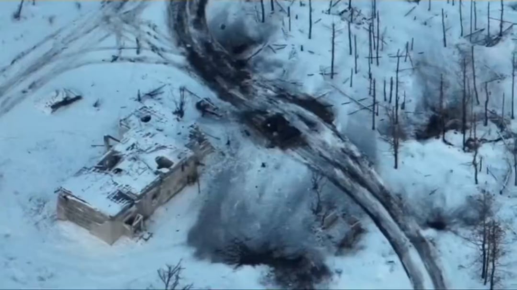 ロシアの T-72B3M mod.2022 は自然に火の玉に変形します。 クレミンナ正面。  100 obrTro によって