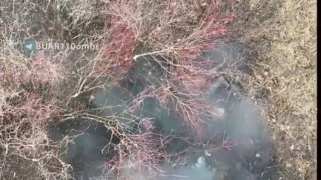 ロシアの兵士がドローンから投下された手榴弾の直撃を受け、おそらく家族に何らかの最後の電話/テキストメッセージを送る