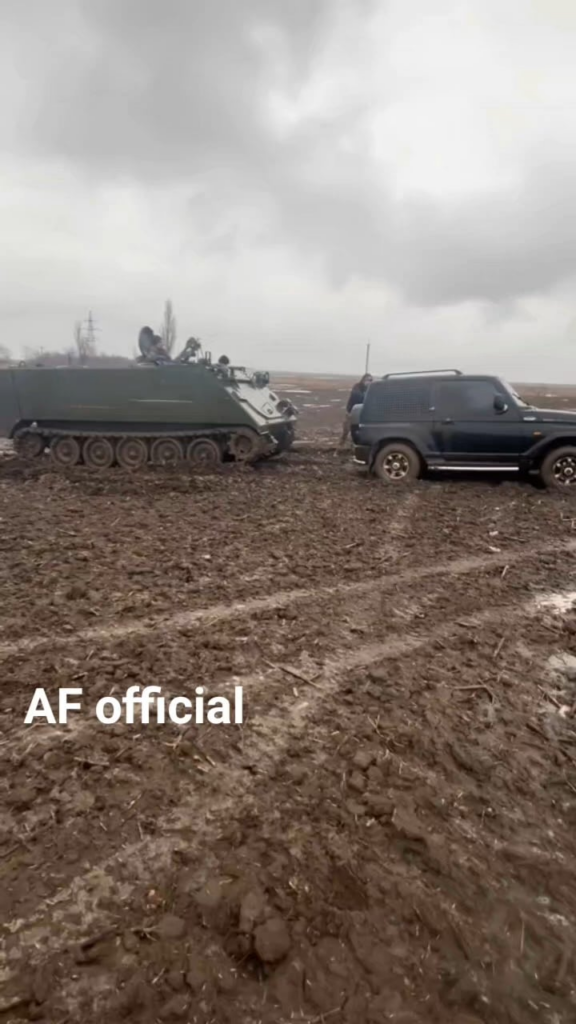 ウクライナの M113 APC は、小型 SUV に泥の中から救いの手を差し伸べます。