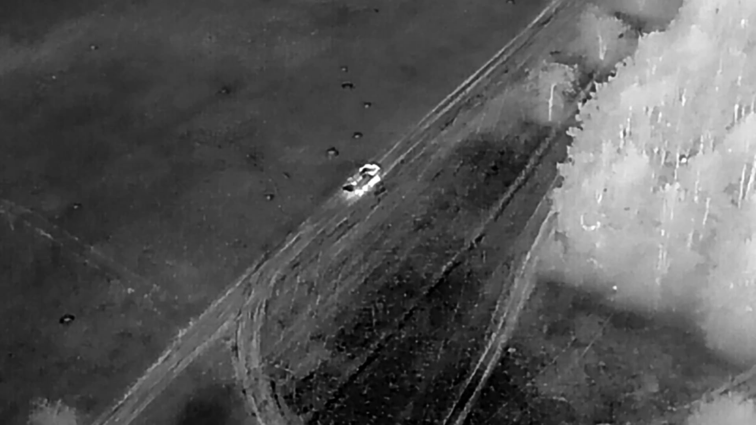 ウクライナの無人機が投下した弾薬により、ヘルソン州のドニプロ川左岸でロシアのBTR-82Aとその乗組員が破壊される。 サーマル映像、その後、焼け落ちた車両とKIA乗組員を示す日中の余波。