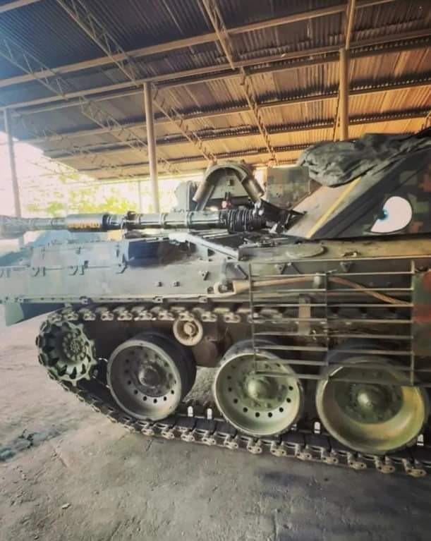 緑色の迷彩パターンで塗装されたウクライナ軍チャレンジャー 2 主力戦車 (MBT)、前線から遠く離れた後部のガレージ/修理エリアにて、2024 年 1 月。