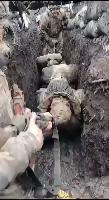 ウクライナ軍は捕らえたばかりのロシア人捕虜を尋問する。 翻訳も大歓迎です。