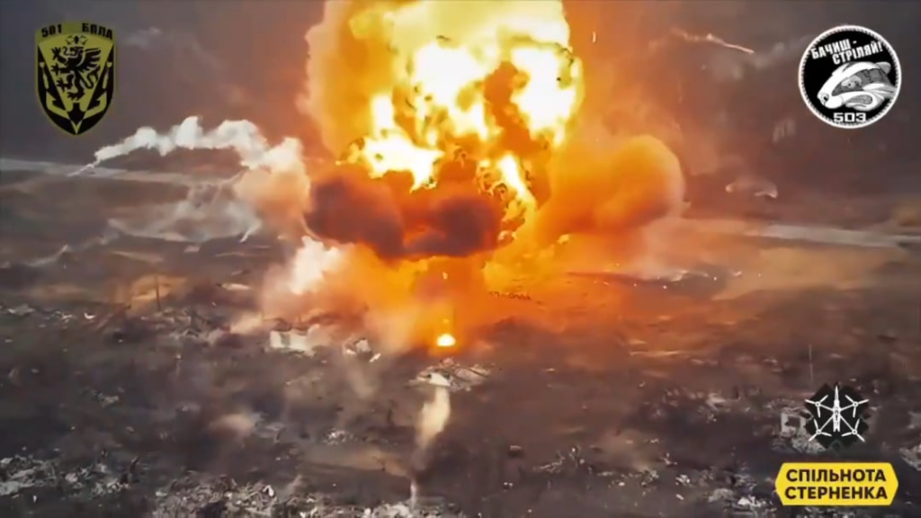 クリンキ付近で爆発するロシア車両のより良い映像。 [Left bank of the Kherson region.]