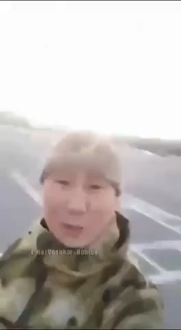 とても幸せなロシアの兵士が、本部が燃え落ちていく様子を撮影している。 第70近衛連隊、チェチェン。