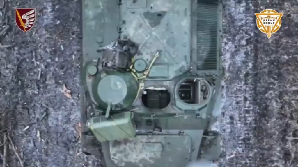 村近くの🇷🇺ロシア製MT-LBの破壊。 ドネツク州ノヴォミハイロフカ。