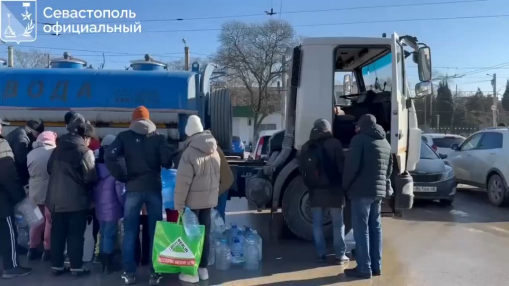 セヴァストポリ（ロシア占領下のクリミアの都市）には未だに水道が通っていない。 地元当局はこの状況を踏まえ、火曜日と水曜日の休日を宣言した。 地元の「知事」は、これは急速な降雪と融雪によって引き起こされる「自然な状況」であると述べています。