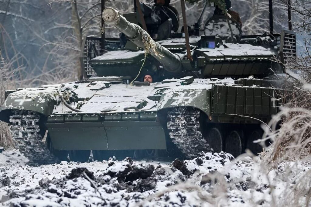 T-64BV「2017年モデル」主力戦車（MBT）（対ドローンケージ付き） - ウクライナ陸軍（第17クリヴィ・リー戦車旅団、コスティアンティン・ペシュトゥシコにちなんで命名）所属 - 2024年1月、東部戦線沿い。