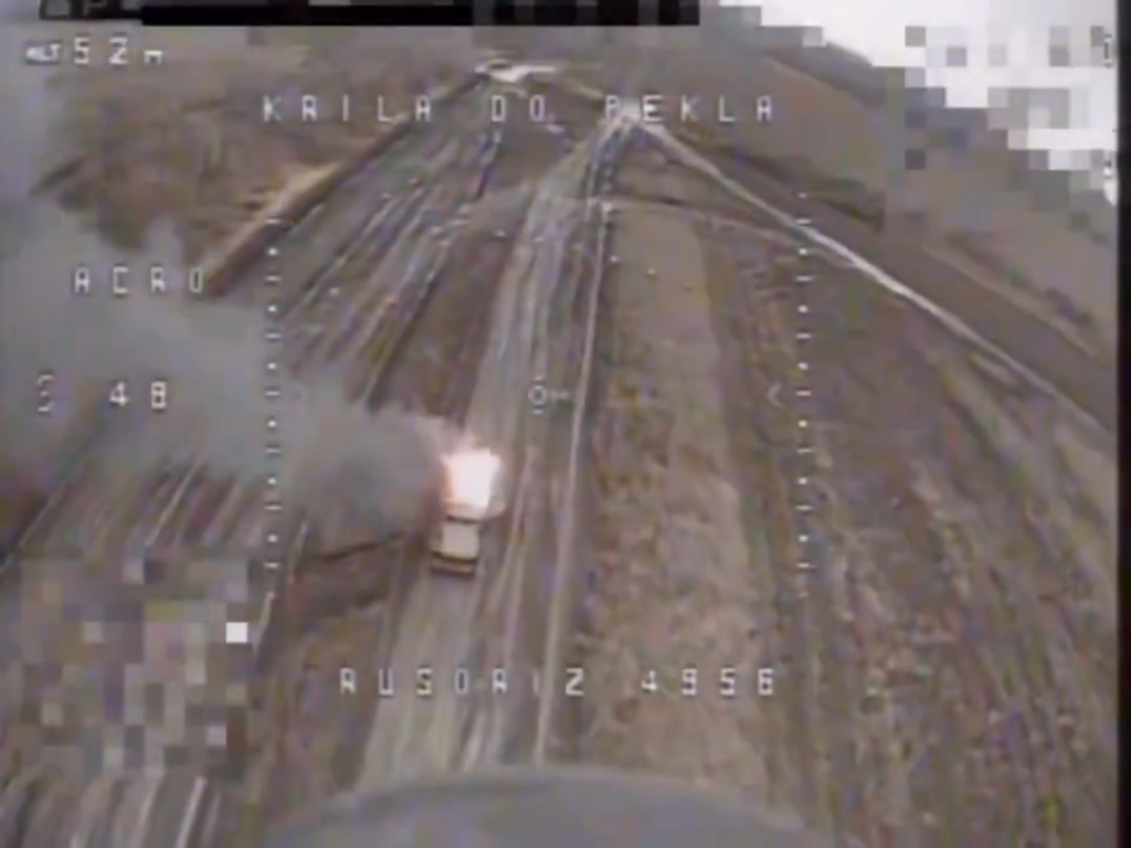 ロシアの機器に対する数十の FPV 攻撃をまとめたもの。 ほとんどが物流車両ですが、一部の重機も含まれます。