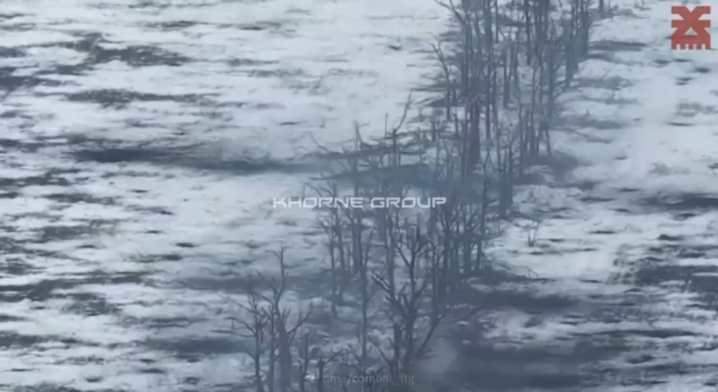 M2 ブラッドリーは、この薄い森林地帯を占拠しているロシア人があまり快適にならないように注意しています。