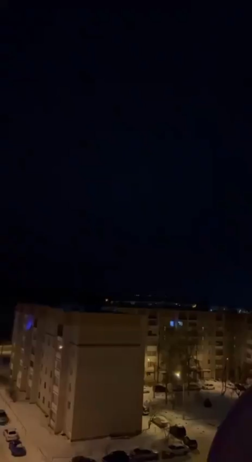 ロシアのヴォロネジ住民は、テプリチナヤ通りと市の南西部で爆発があったと報告しており（約15件の爆発）、おそらくウクライナがヴォロネジ・マルシェボ（ボルチモール）空軍基地を攻撃しようとしたものと思われる。 伝えられるところによると、無人航空機は依然としてロシアのヴォロネジ上空を飛行している。