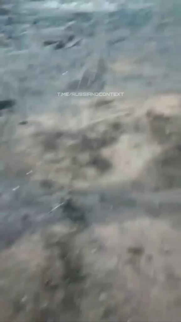 ロシア軍は、建物内の駐車場でウクライナによる攻撃の余波を撮影している。 いくつかの損傷および破壊された車両が見られます。